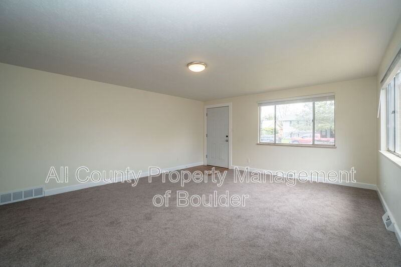 1515 Stuart St - Photo 6 of 15