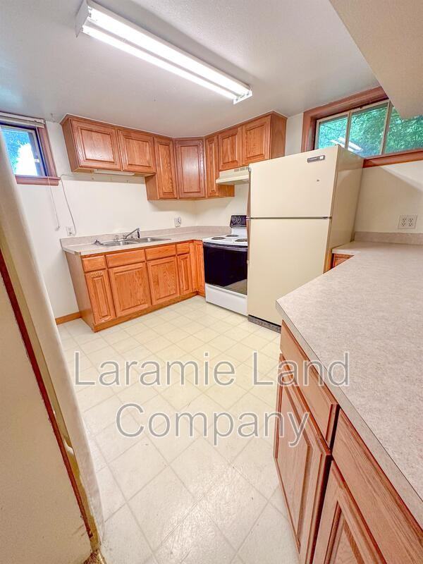 669 N 10th St - Photo 3 of 8