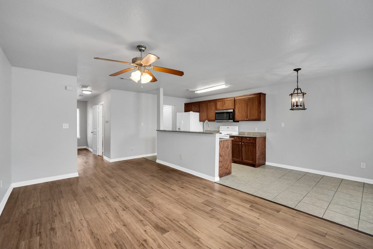 2320 Bloomfield Dr #2320 - Photo 2 of 22