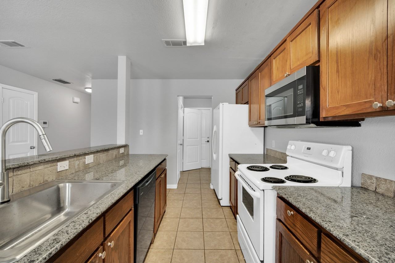 2320 Bloomfield Dr #2320 - Photo 4 of 22