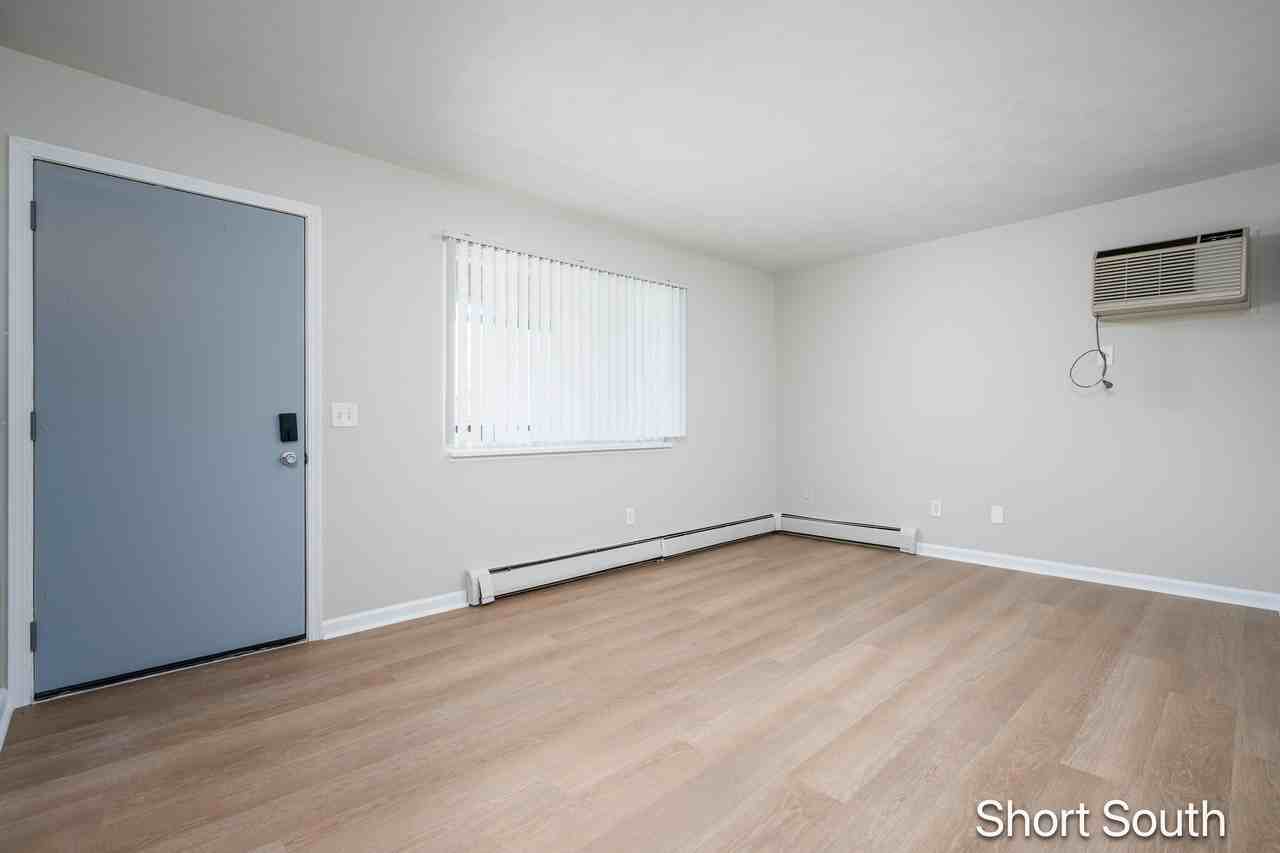 1565 Bacon Ave - Photo 2 of 18