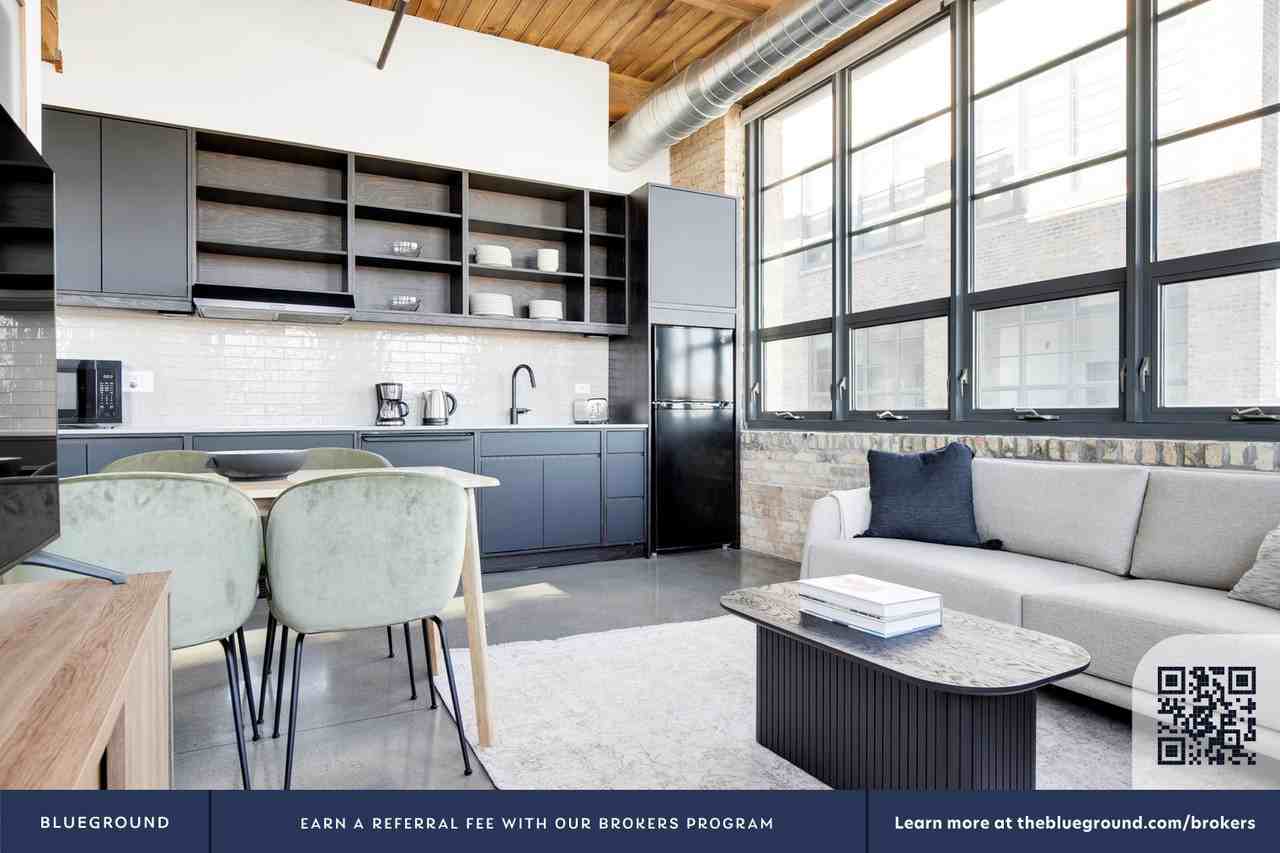 2061 North Southport Avenue - Photo 4 of 32