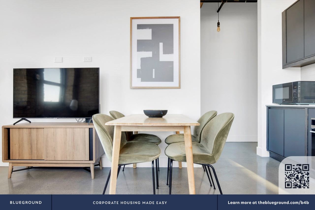 2061 North Southport Avenue - Photo 5 of 32