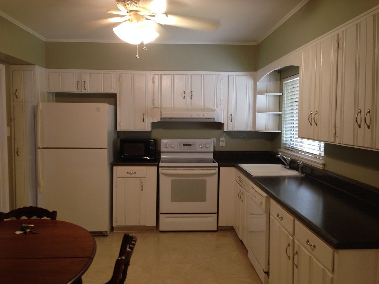 276 Hillcrest Dr - Photo 2 of 14