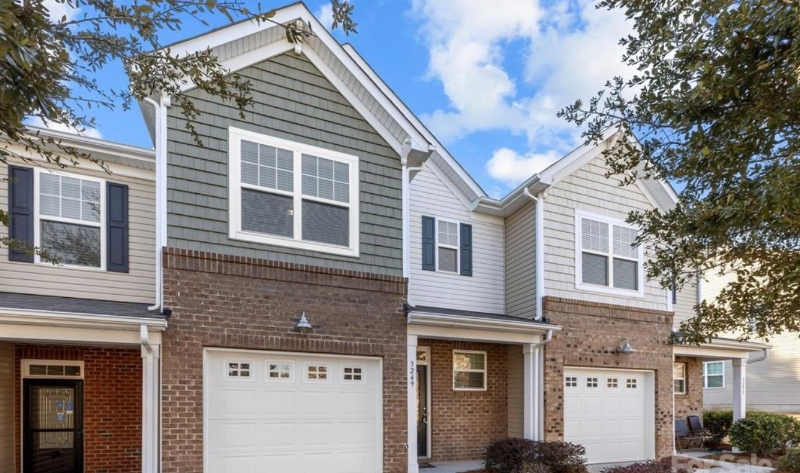 3249 Yarmouth Ln - Photo 2 of 9