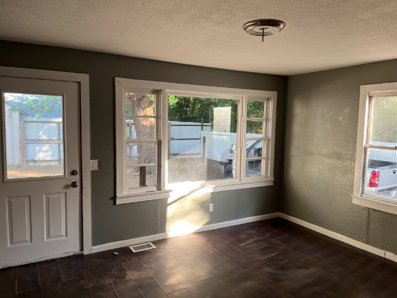 1218 Mccullough Pike - Photo 2 of 12