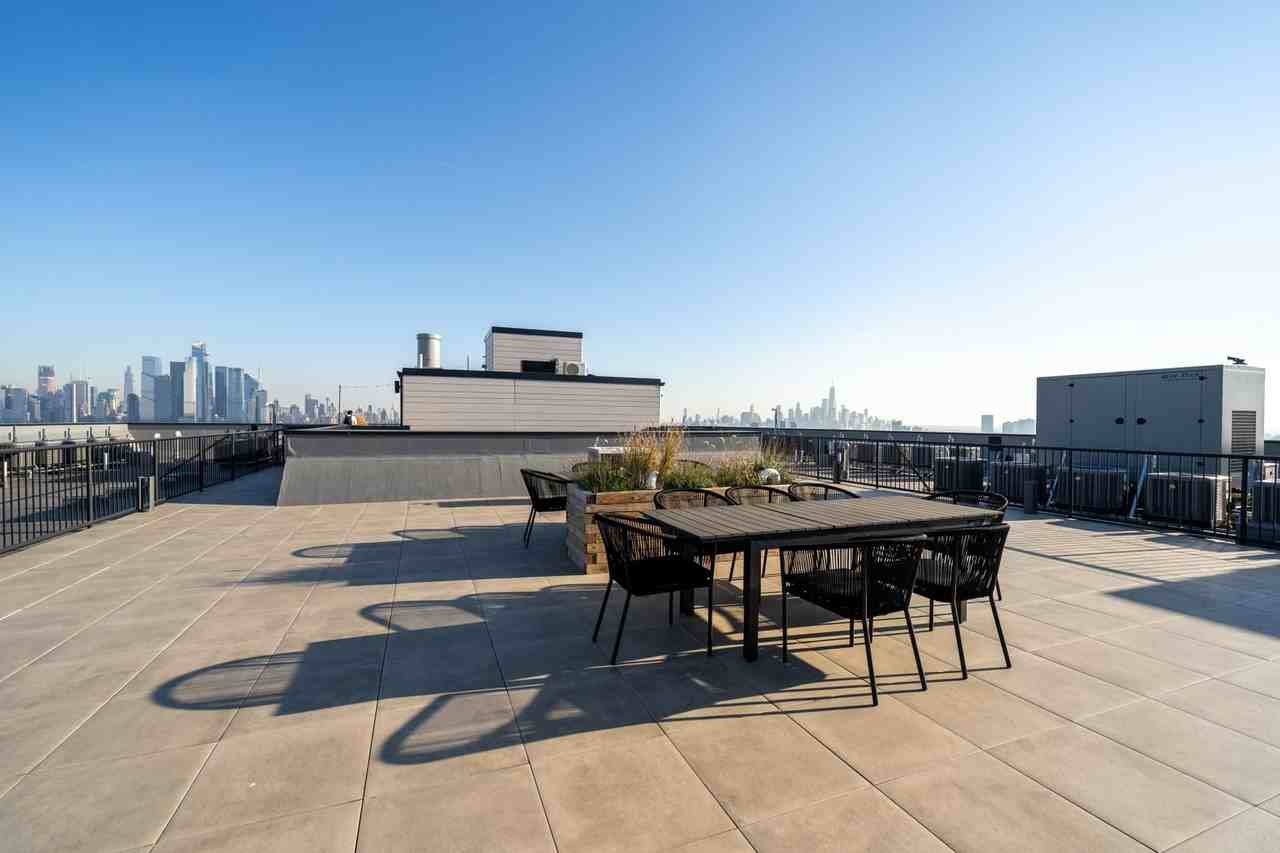 1415 Manhattan - Photo 3 of 50