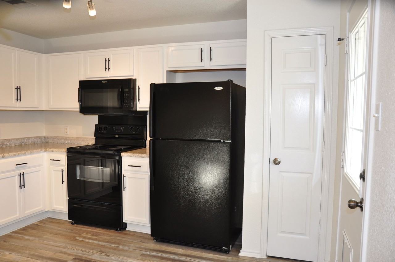 127 Anderson St - Photo 4 of 23