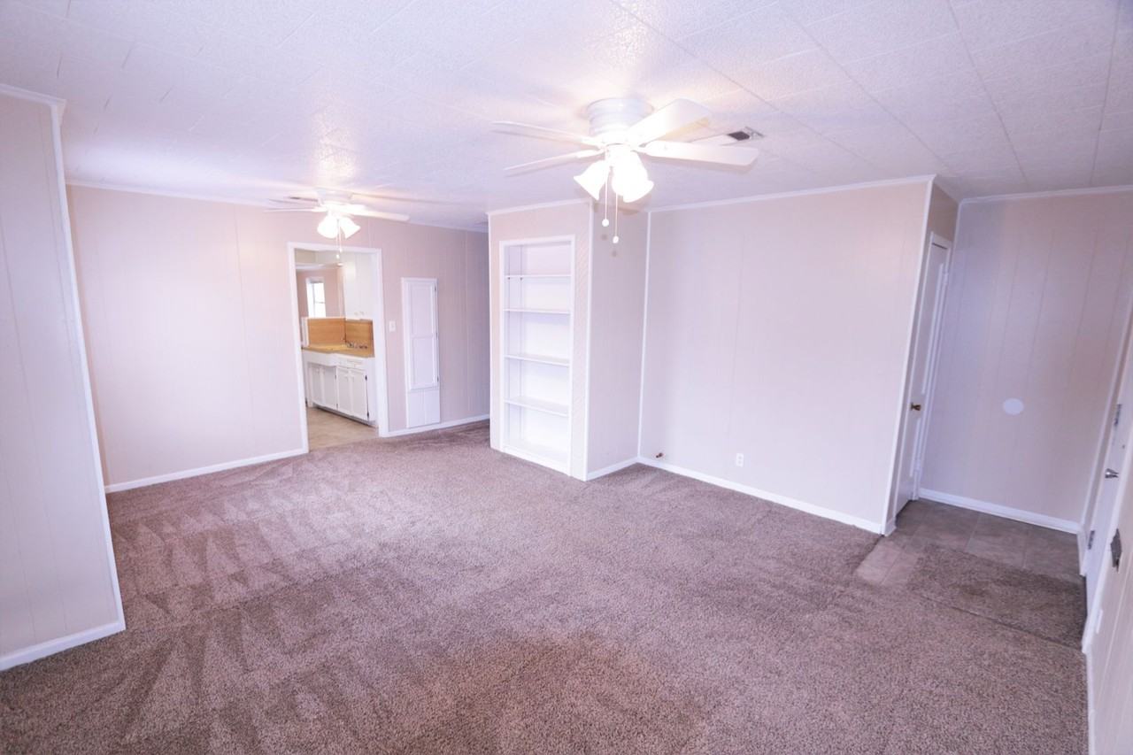 1005 Montrose St - Photo 2 of 10