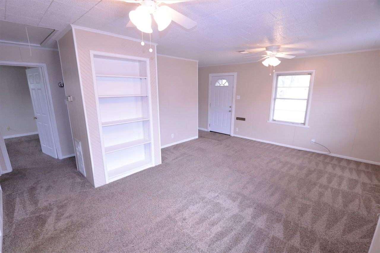 1005 Montrose St - Photo 3 of 10