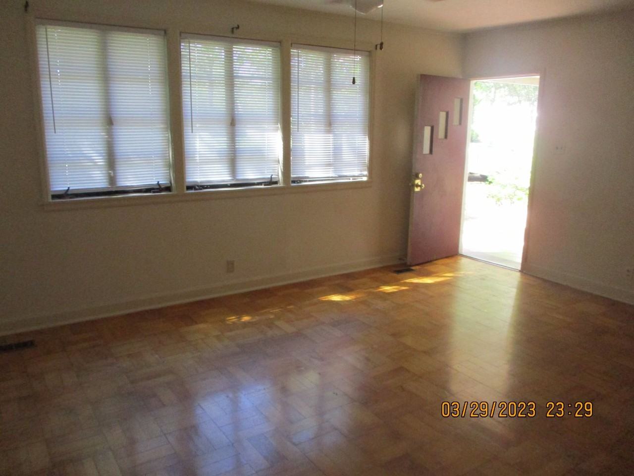 1009 W Society Ave Apt B - Photo 2 of 9