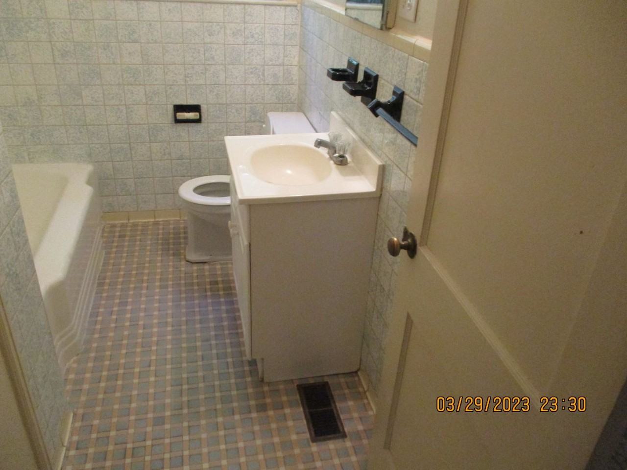 1009 W Society Ave Apt B - Photo 7 of 9