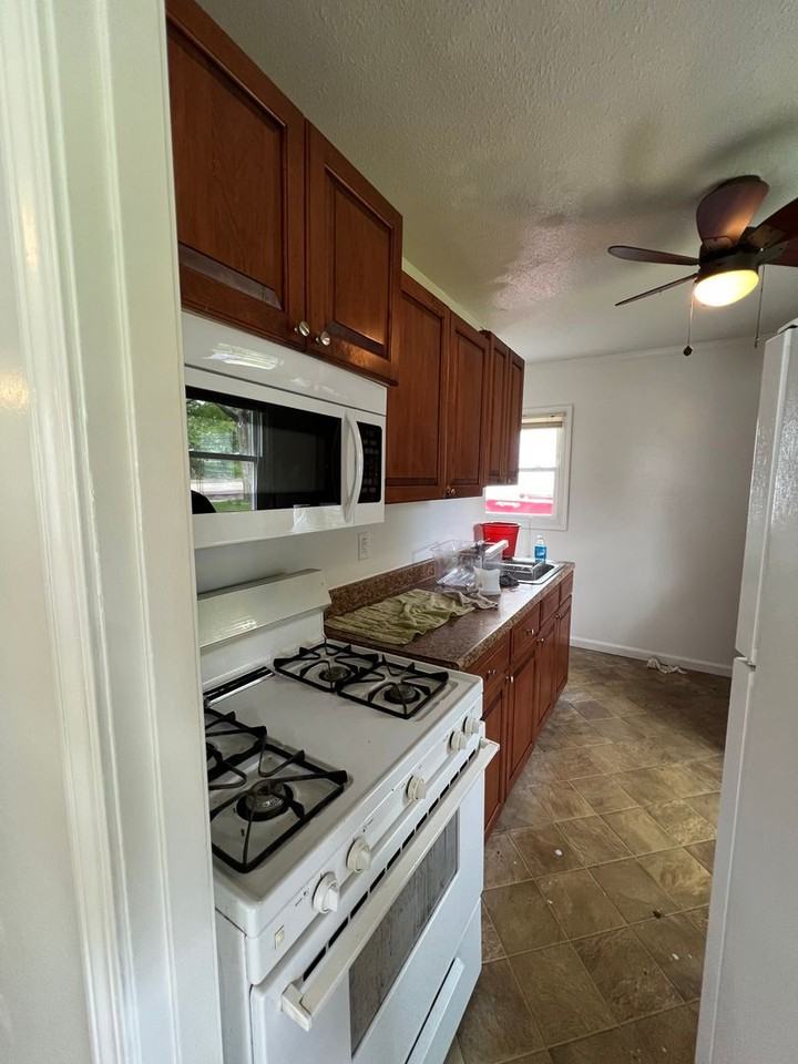 2121 N Broadway St - Photo 2 of 5