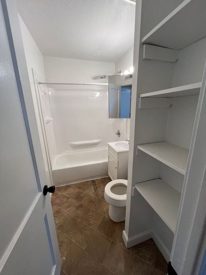 2121 N Broadway St - Photo 3 of 5