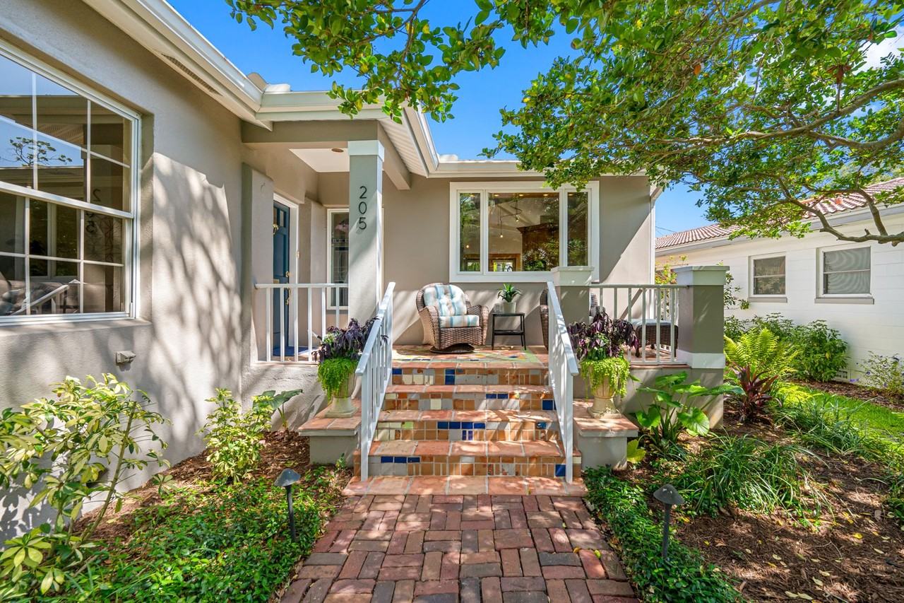 205 25th Ave Ne - Photo 3 of 50