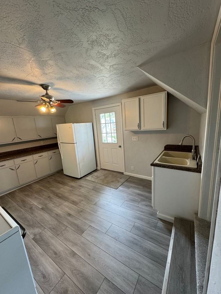 511 1/2 S Locust St - Photo 2 of 15