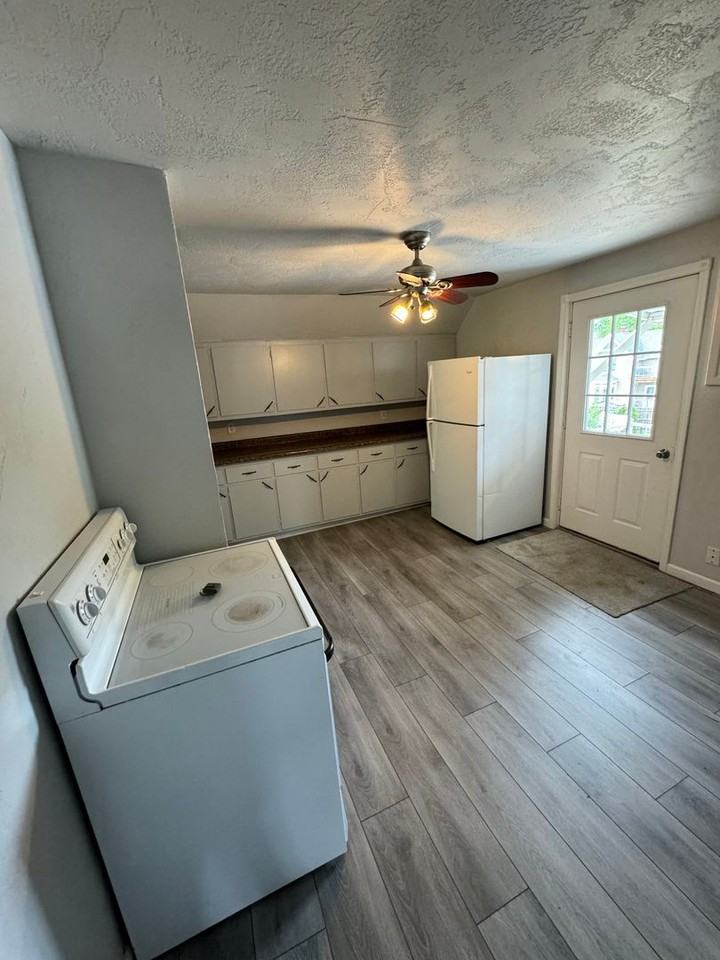 511 1/2 S Locust St - Photo 3 of 15