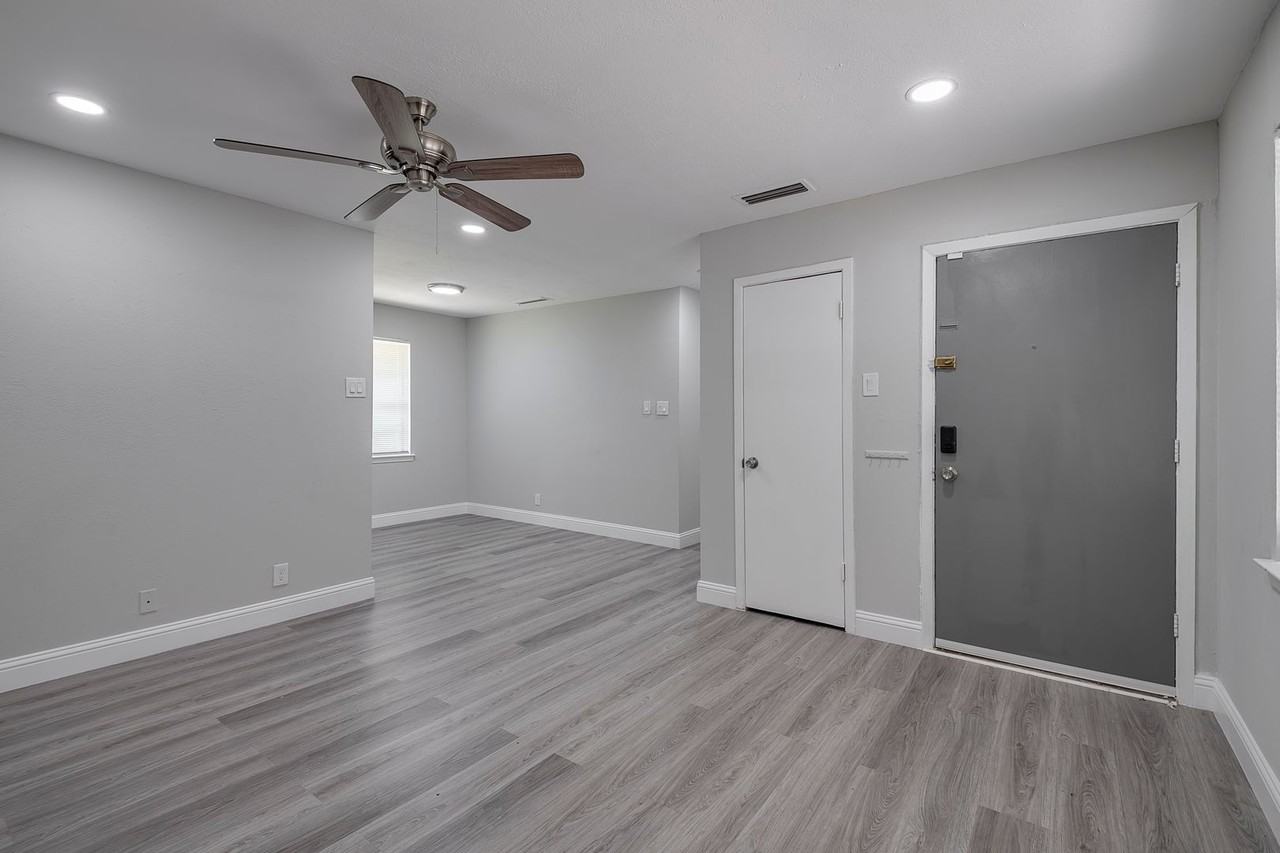 2420 Lindale Ln - Photo 2 of 26