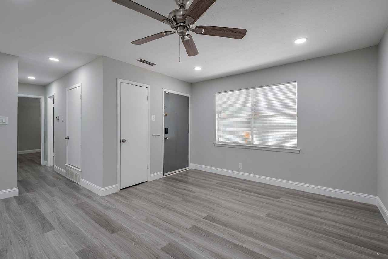 2420 Lindale Ln - Photo 3 of 26