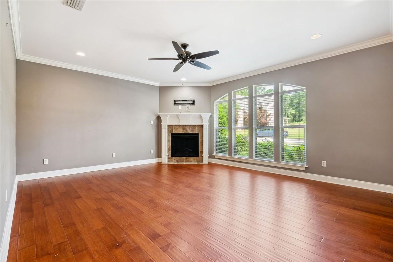 6057 Sussex Dr - Photo 2 of 21