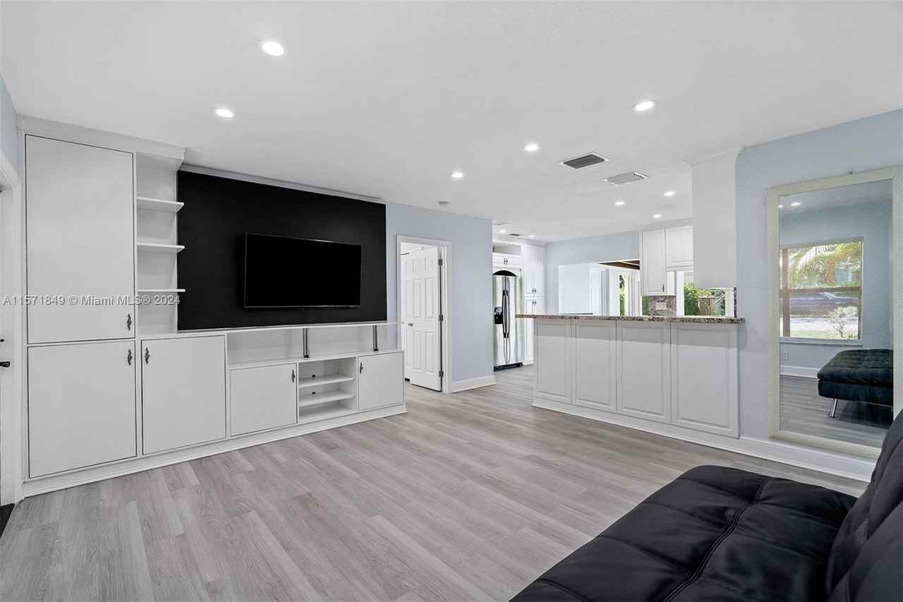 804 Se 6th Ct - Photo 2 of 8