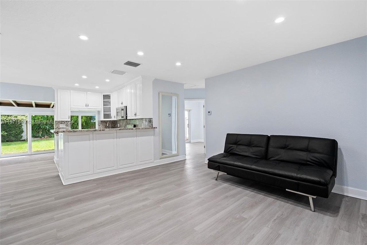 804 Se 6th Ct - Photo 3 of 8