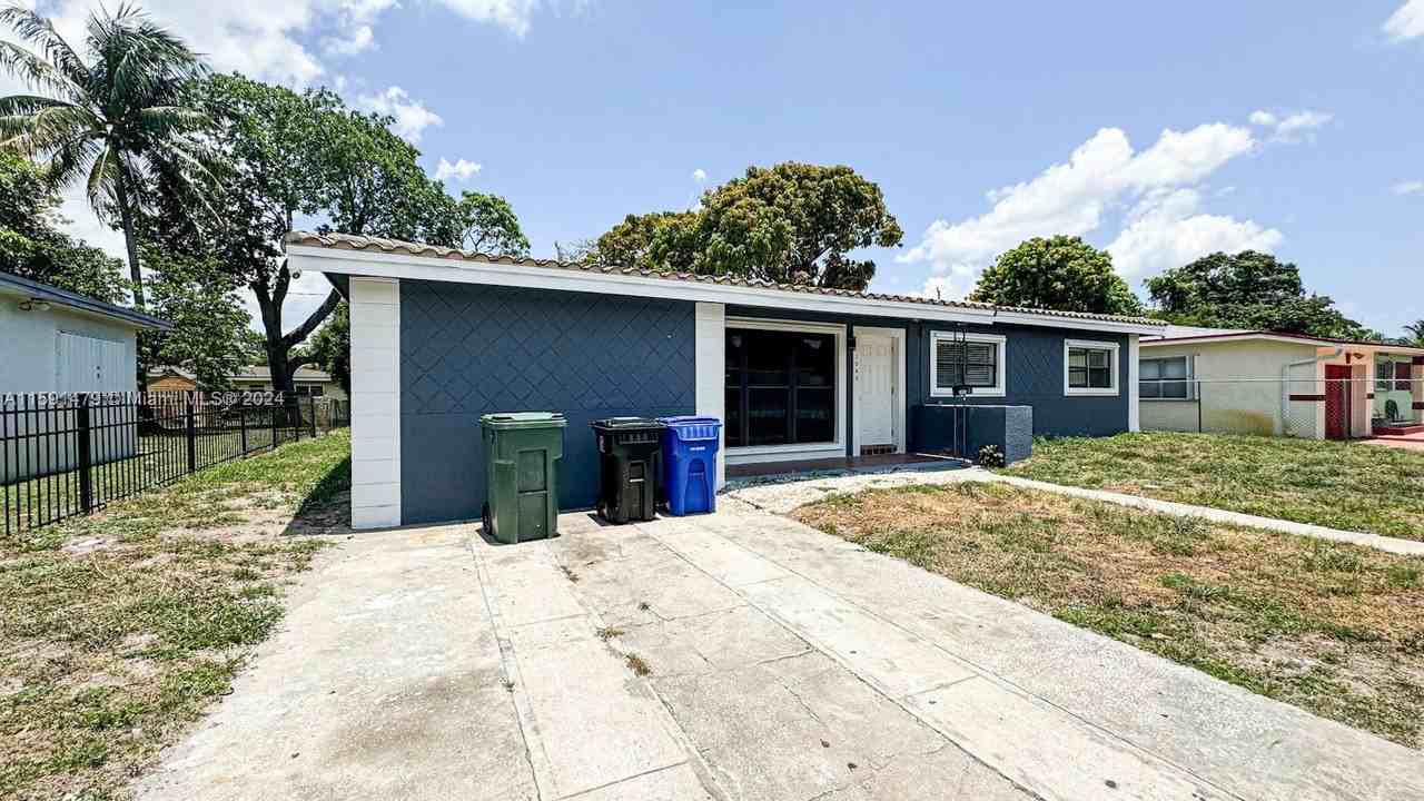 1069 Carolina Ave - Photo 2 of 8