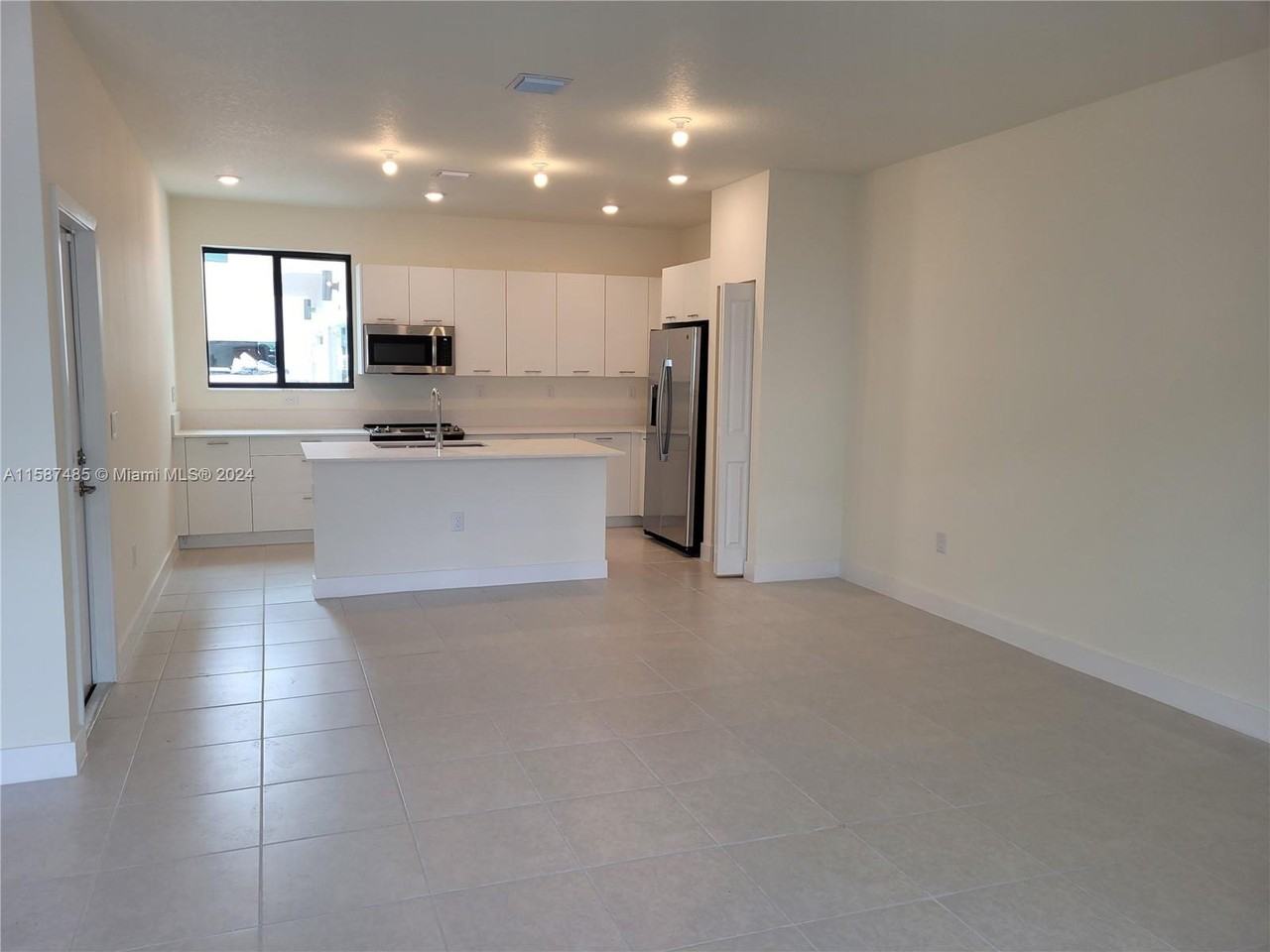 4558 Nw 83rd Ave - Photo 2 of 8
