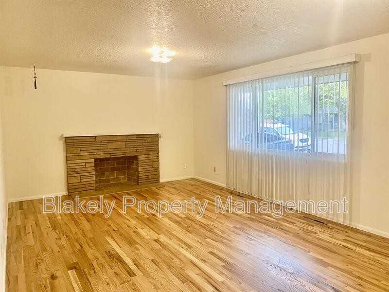 7003 W Brentwood Dr - Photo 2 of 16