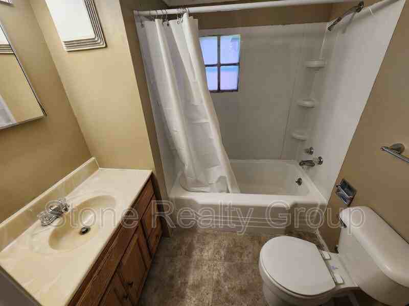 1632 Woodlawn Ave - Photo 2 of 9