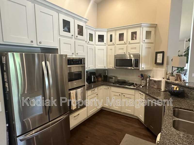 1139 Kings Ct - Photo 3 of 31