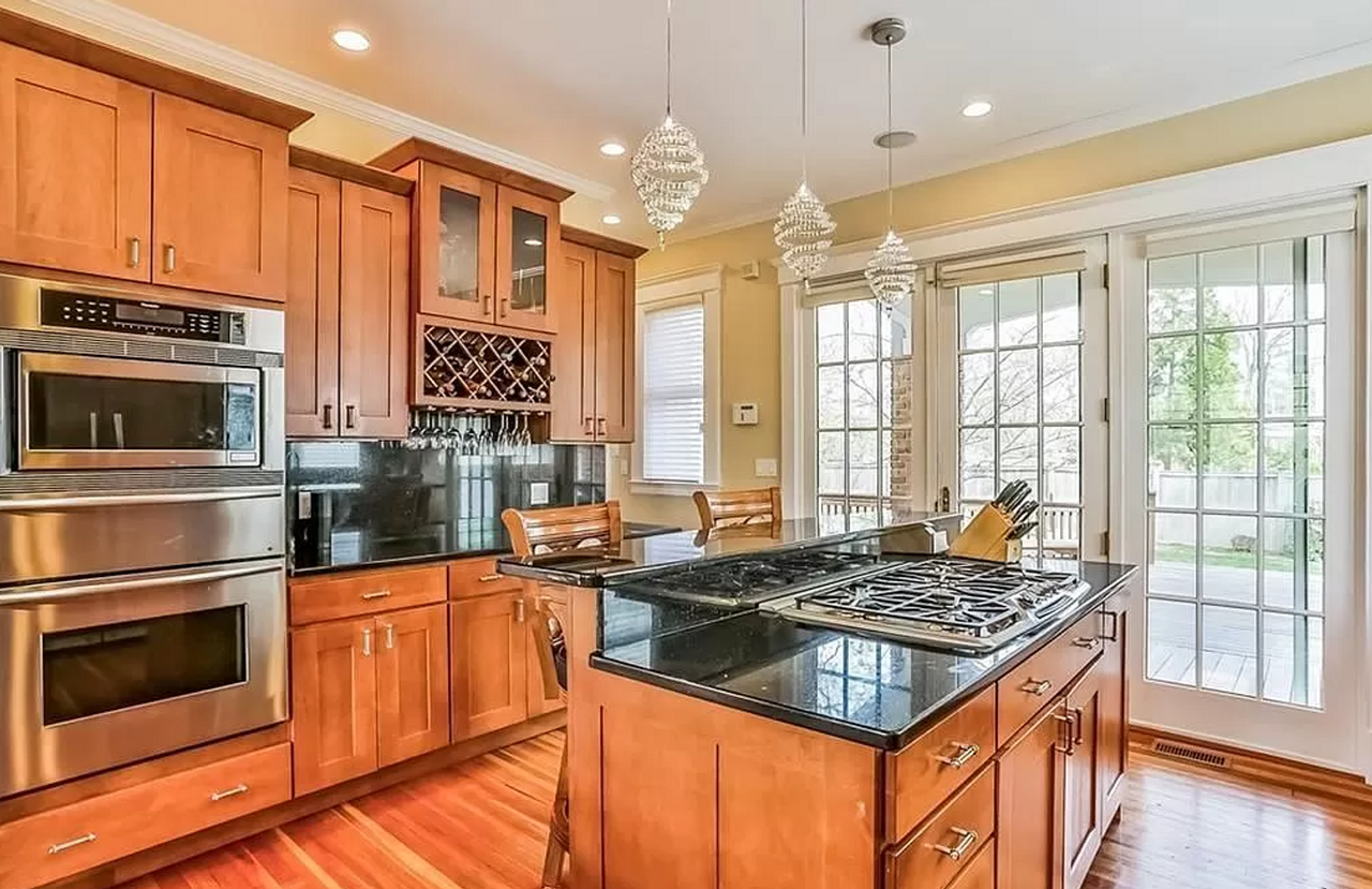 166 Huntington St - Photo 5 of 29