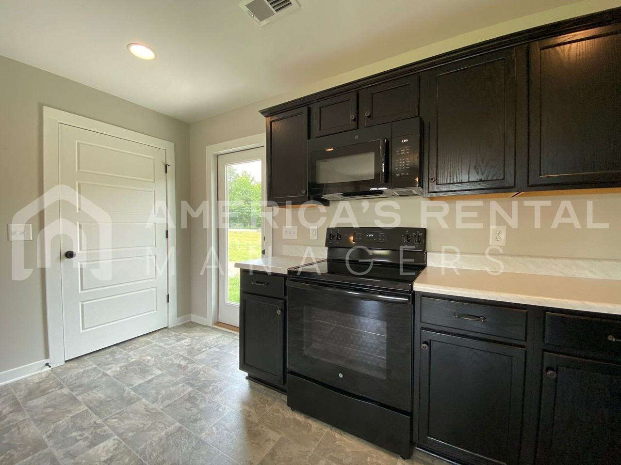 350 Sunlight Cir - Photo 5 of 18