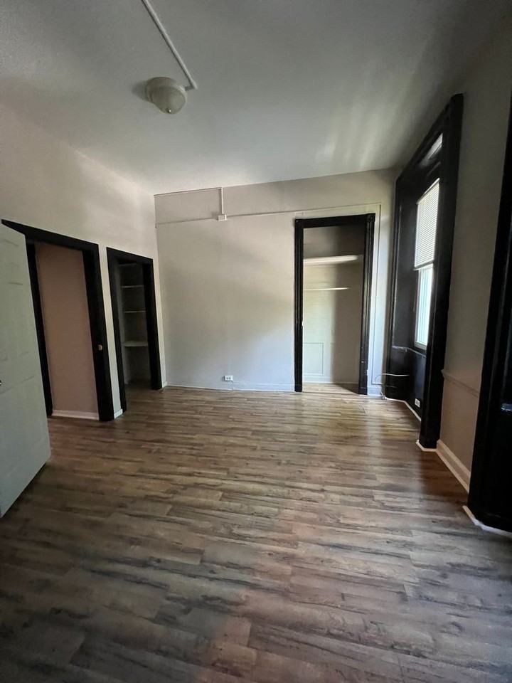 105 S Queen Street - Photo 3 of 5