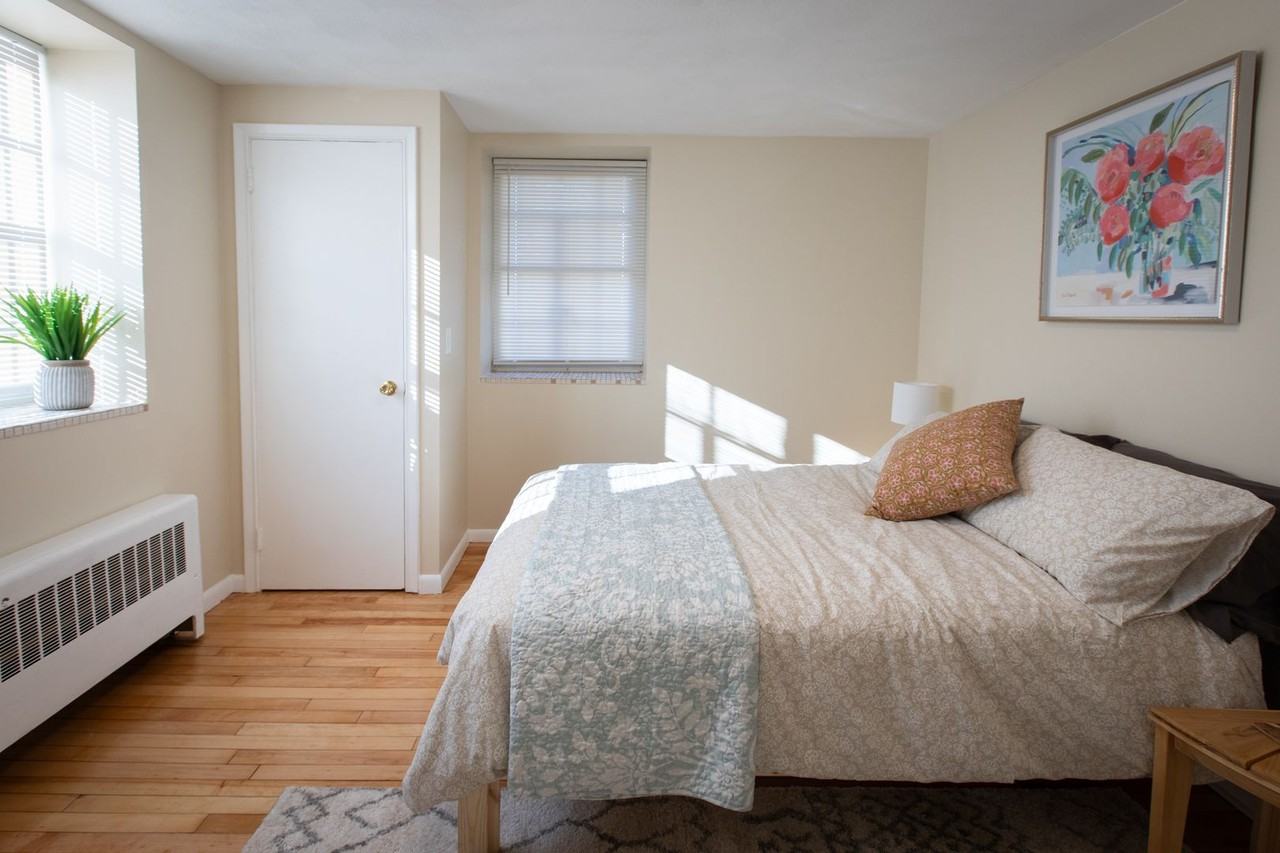 Large 1 bedroom Heat, Hot Water and WIFI Included, 2 blocks from Elm Park in WPI South Village - Photo 5 of 25