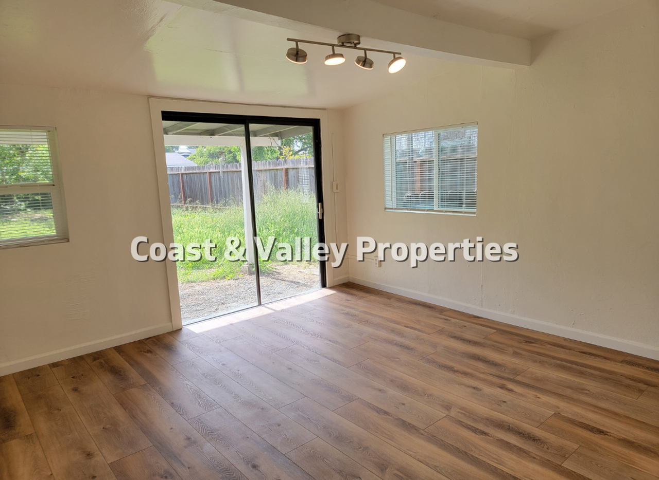 923 Prune St - Photo 3 of 7