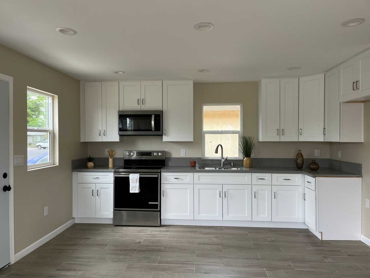 5352 Warren St - Photo 3 of 6