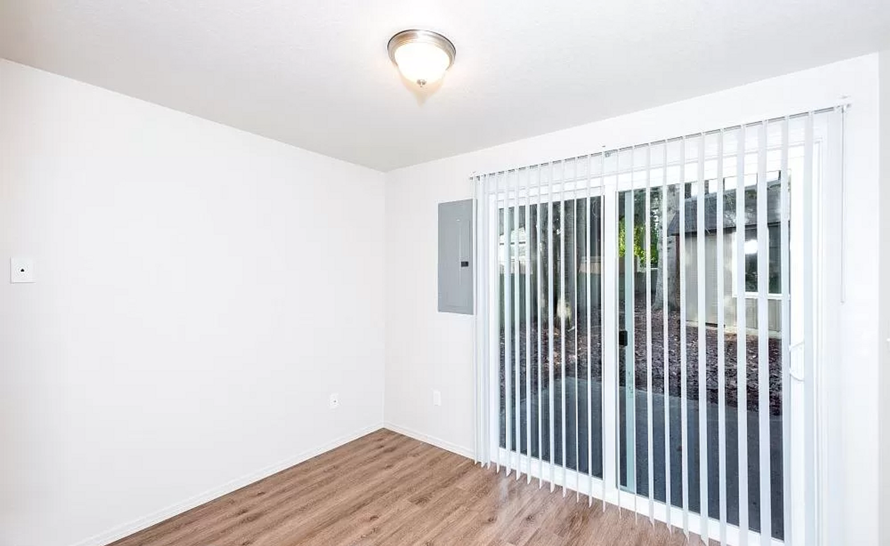 Kimberly Court Apartments - Photo 3 of 12