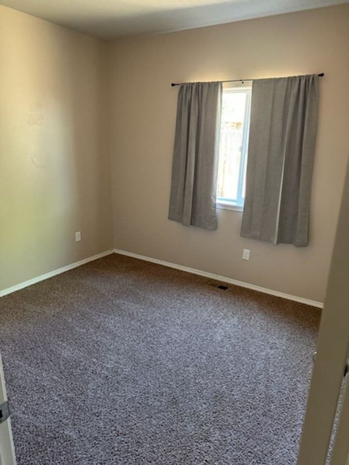 212 Sandy Ct - Photo 2 of 28