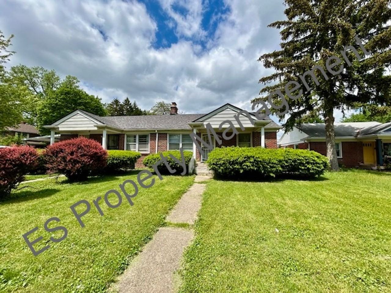 Brick 2 Bedroom, 1 full bath 1/2 duplex on Northwest side of Indy! - Photo 2 of 16