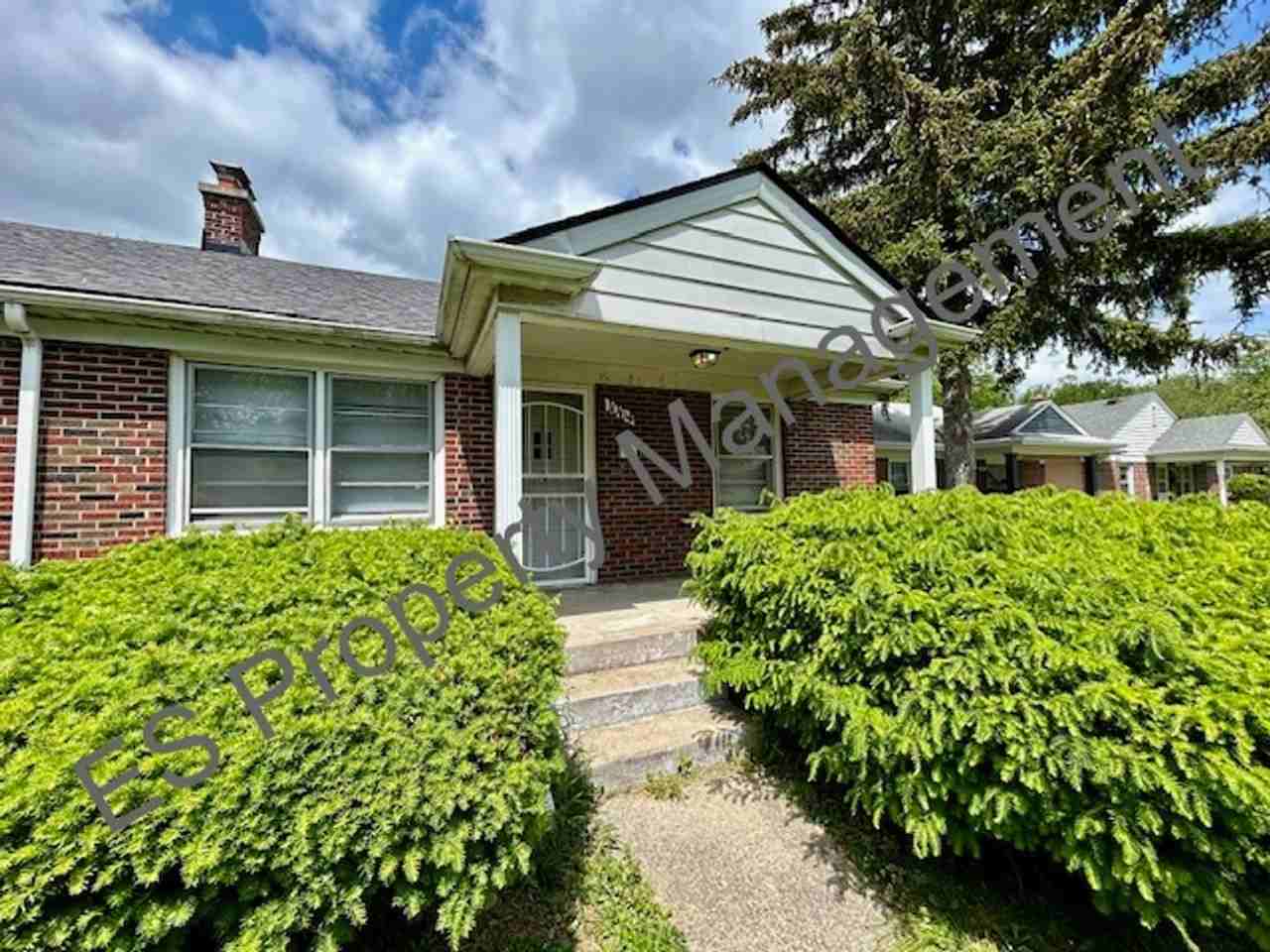 Brick 2 Bedroom, 1 full bath 1/2 duplex on Northwest side of Indy! - Photo 3 of 16