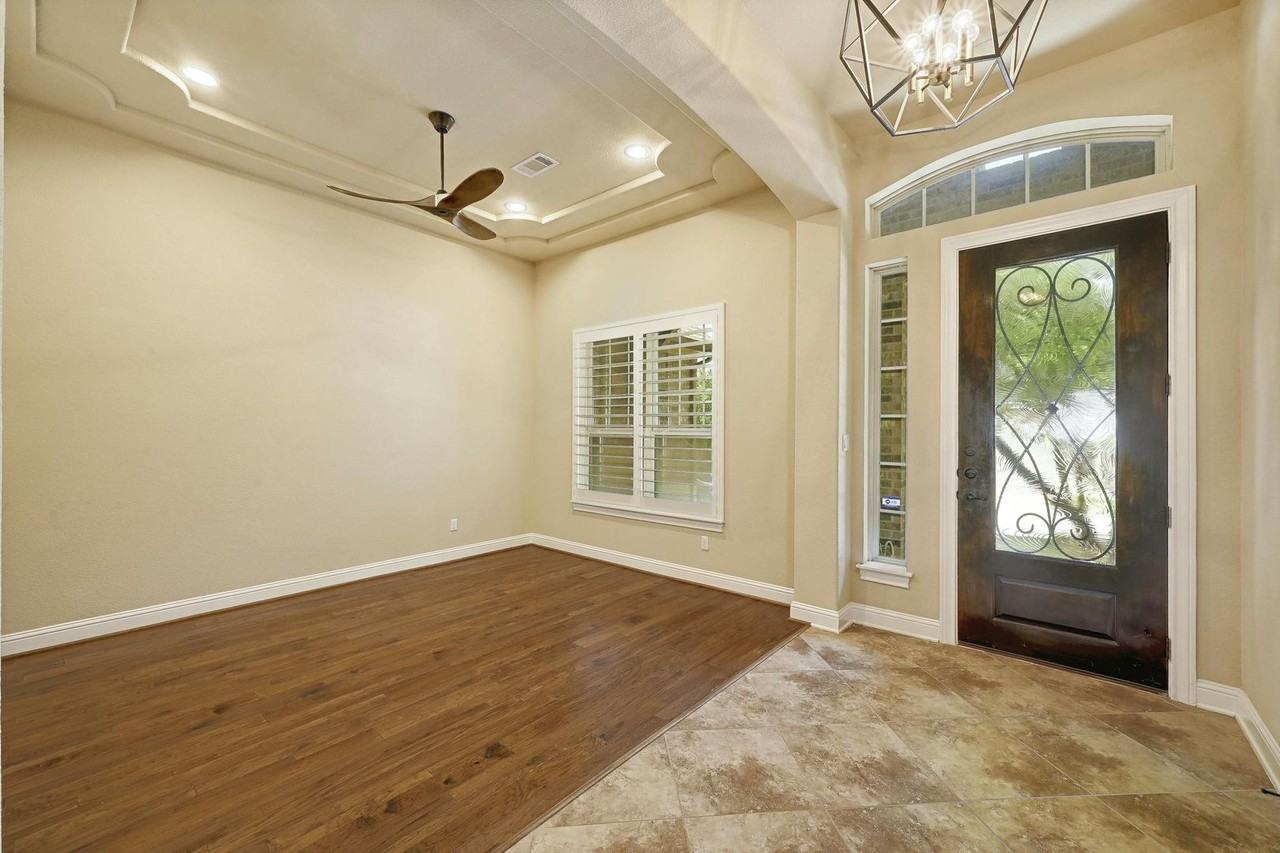 211 Lake Como Dr - Photo 5 of 41