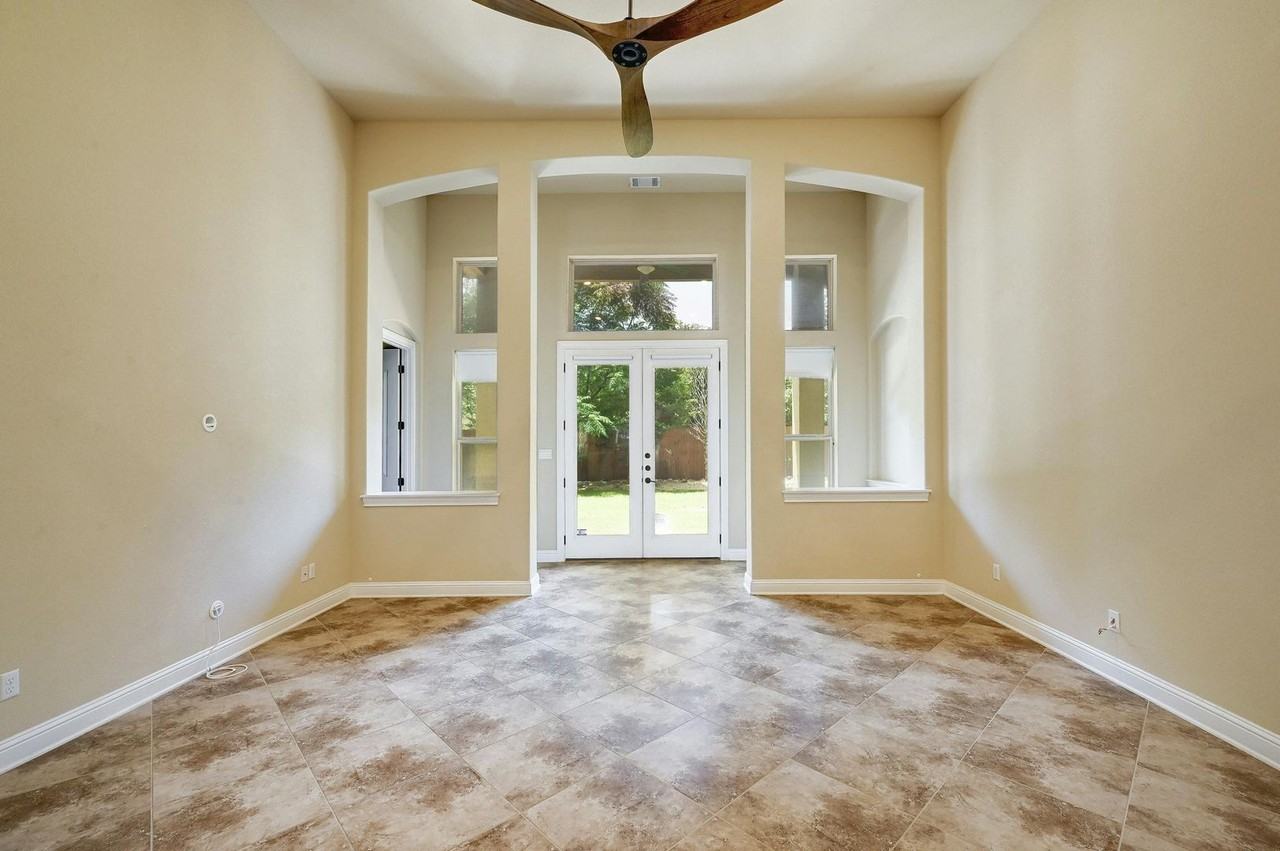 211 Lake Como Dr - Photo 7 of 41