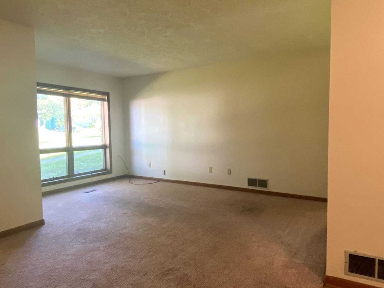 203 E 14th St - Photo 3 of 18