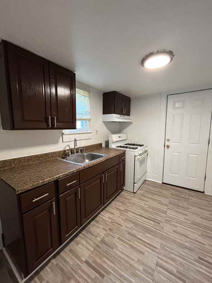 549 Lamberton St - Photo 5 of 14