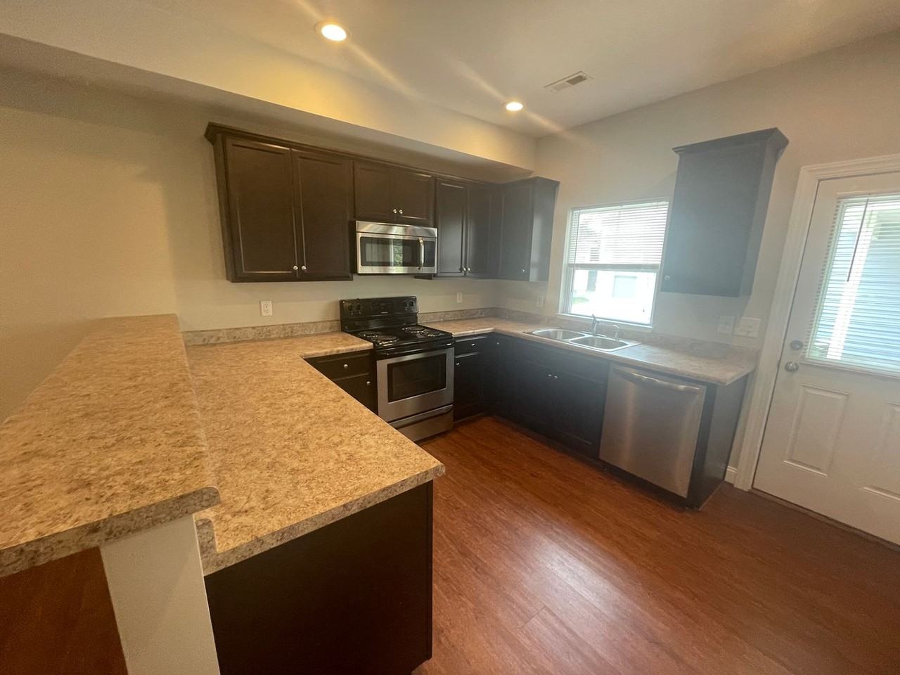 5030 Park Ave - Photo 5 of 13