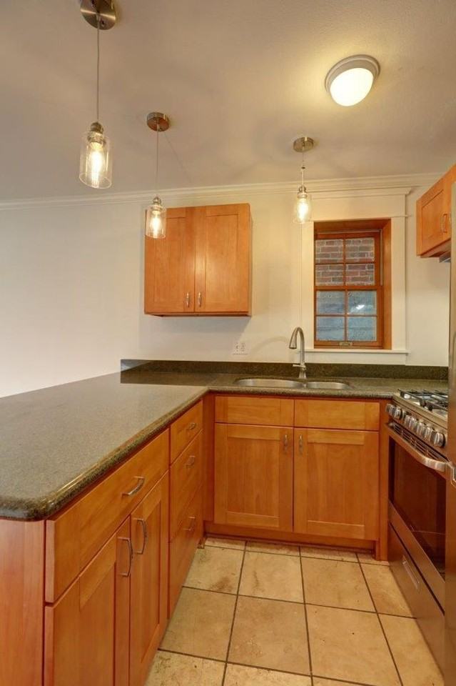 215 17th Ave E #10 - Photo 4 of 9