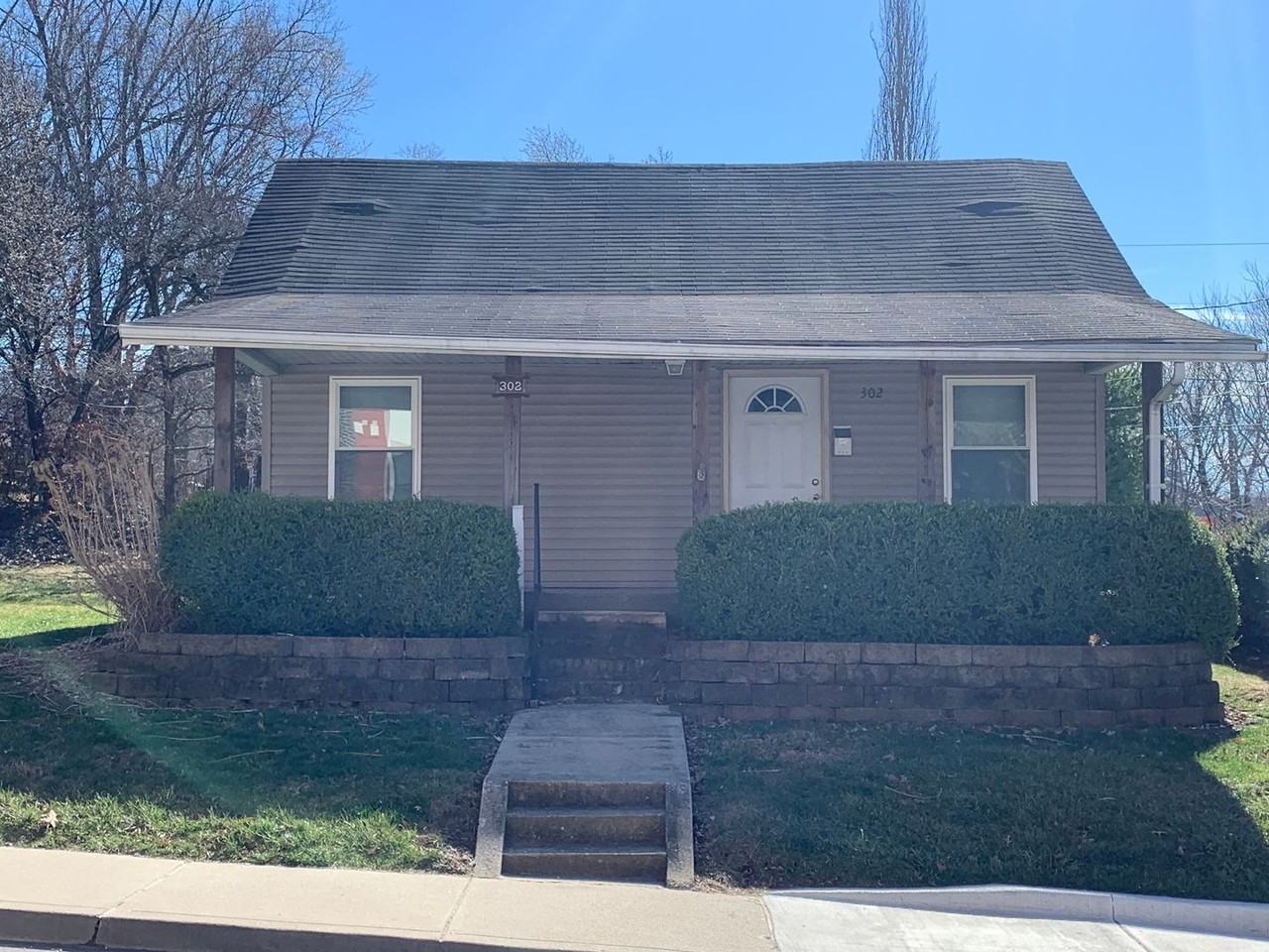 302 E 17th St - Photo 2 of 11