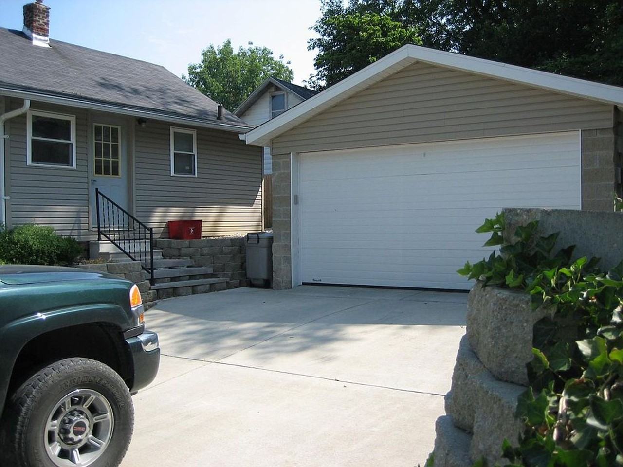 302 E 17th St - Photo 3 of 11