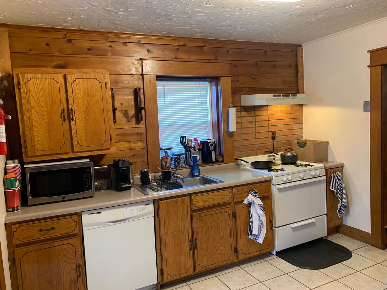 302 E 17th St - Photo 5 of 11